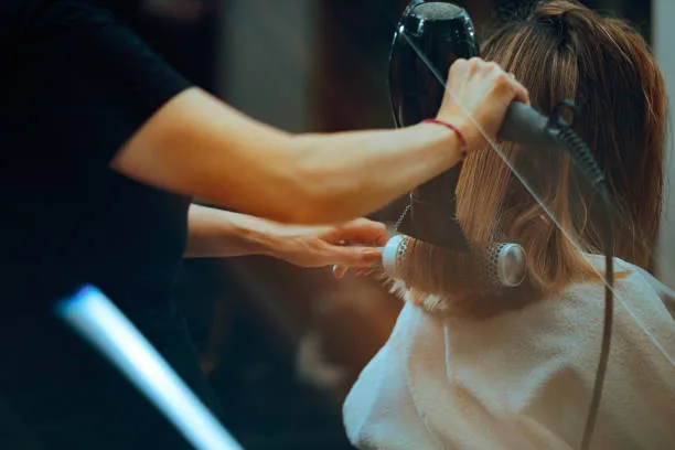 Profissional operando em um salão de beleza